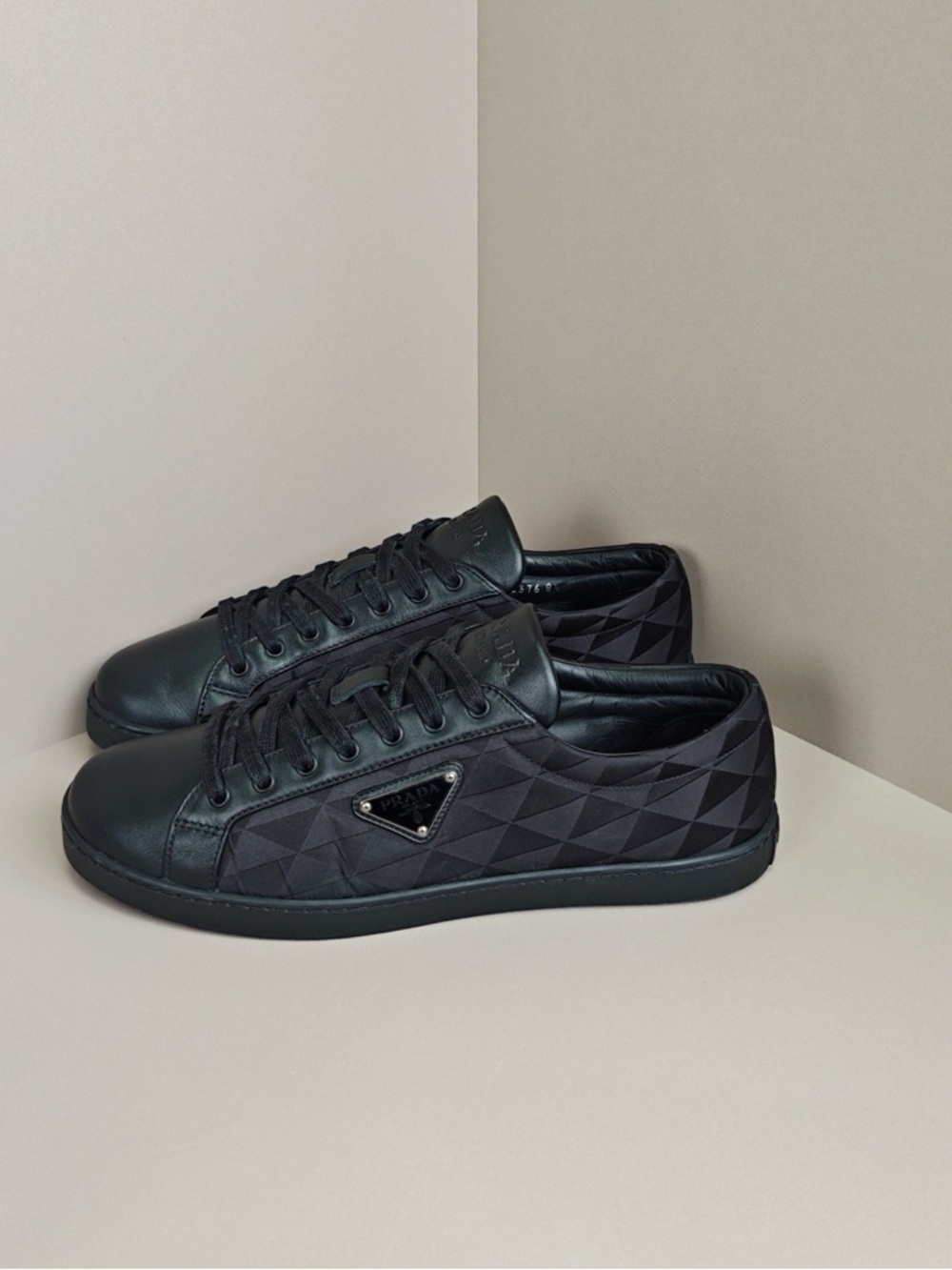 🚩steal Prada  Men's Black Low-Top Geometric Sneaker